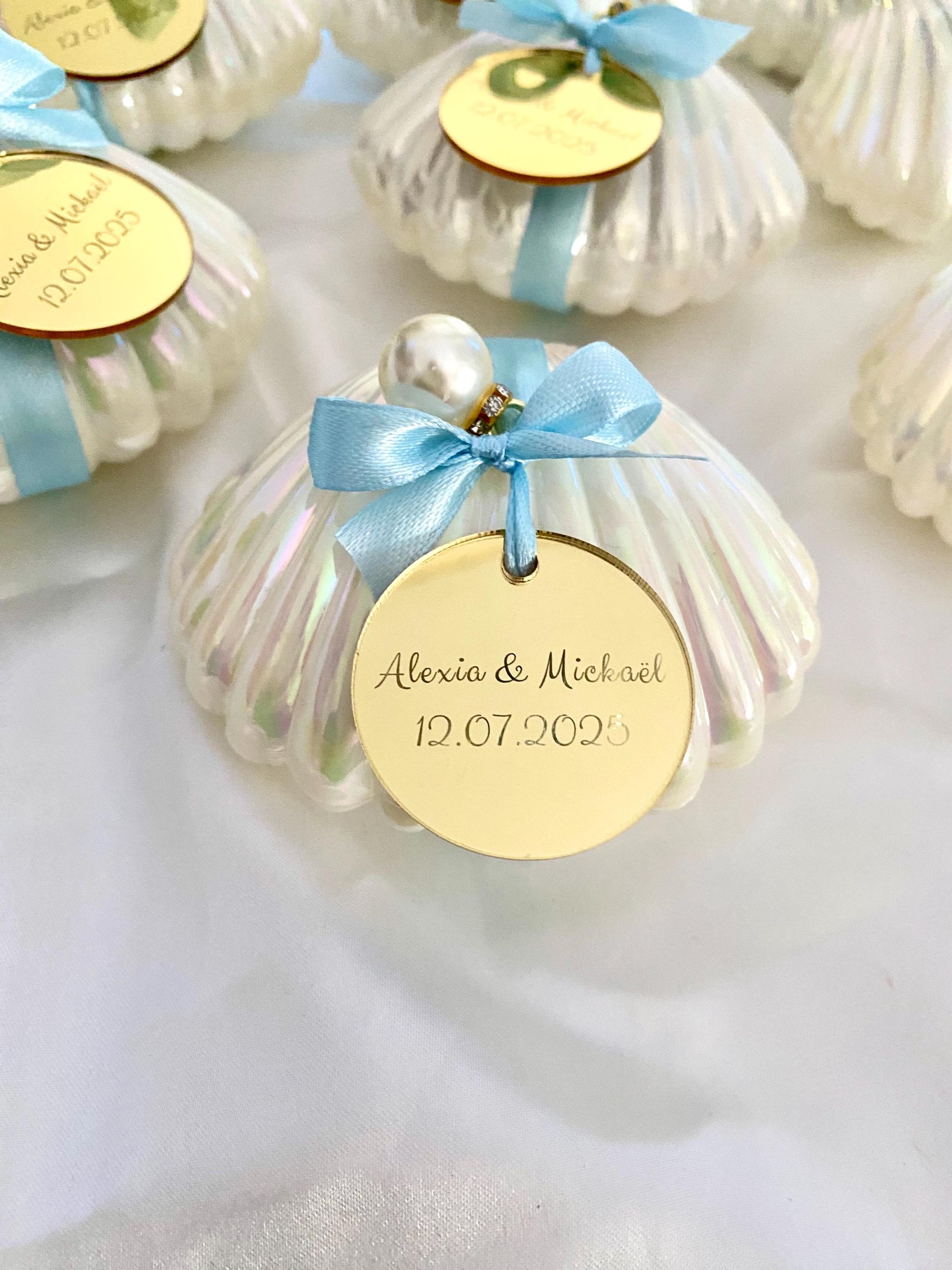 Bougie coquillage Cadeau invité chic Mariage, Aïd, Baby shower, Anniversaire, Baptême boîte coquillage personnalisée ruban plaque miroir or - Lia Bloom
