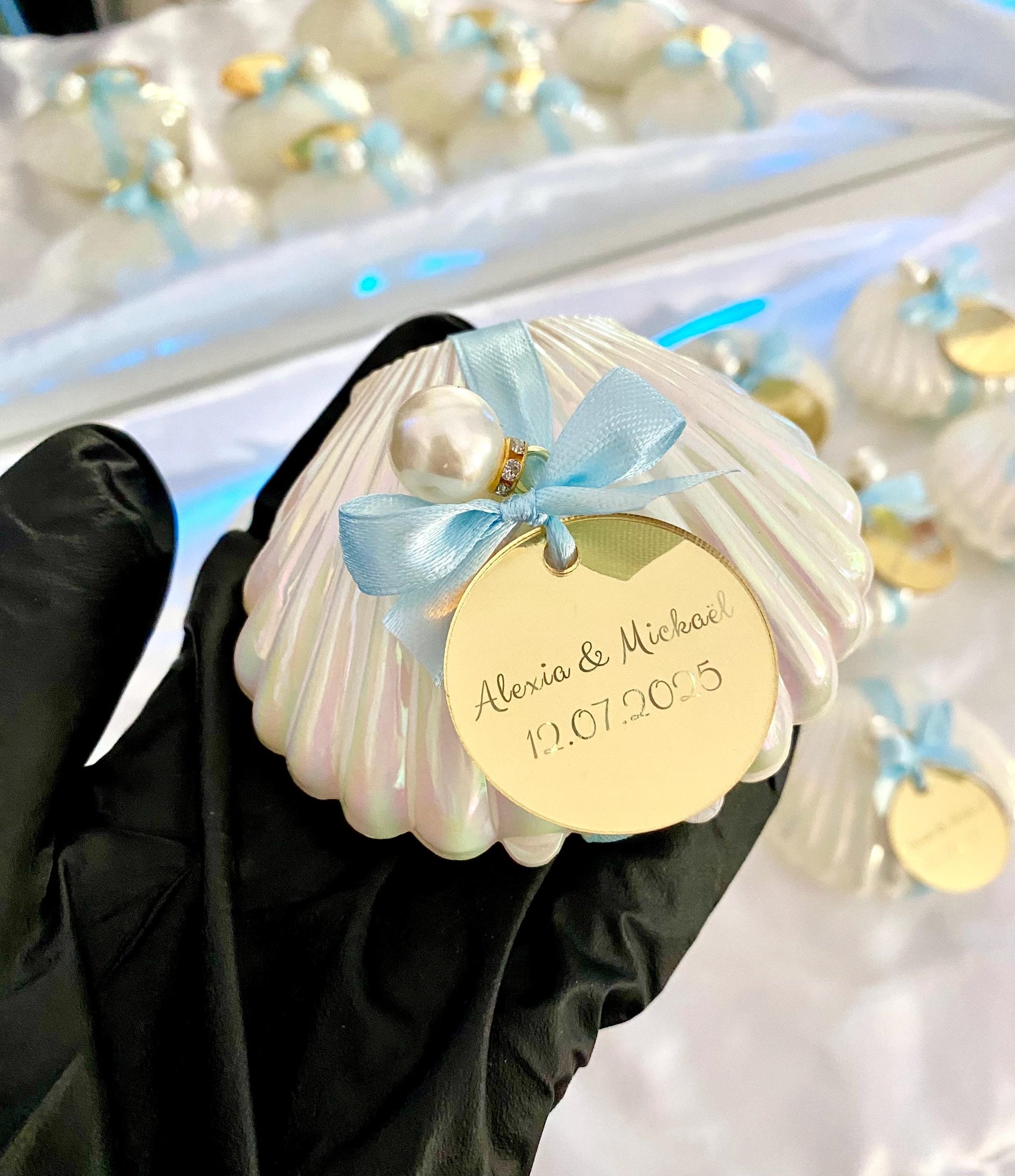 Bougie coquillage Cadeau invité chic Mariage, Aïd, Baby shower, Anniversaire, Baptême boîte coquillage personnalisée ruban plaque miroir or - Lia Bloom