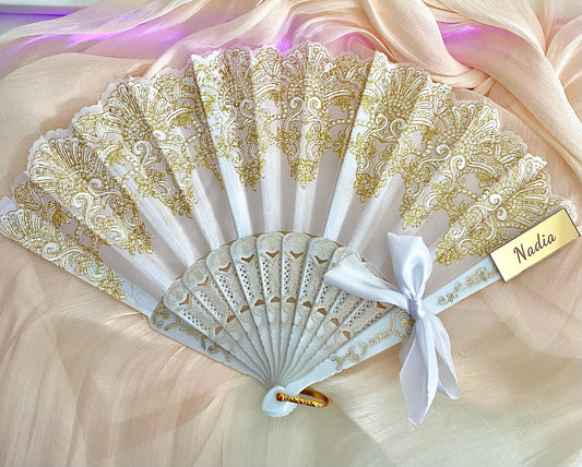 Éventail Cadeau personnalisé pour mariée et demoiselle d’honneur | plaque dorée gravée | EVJF Future Mariée Fiançailles Mariage accessoire - Lia Bloom